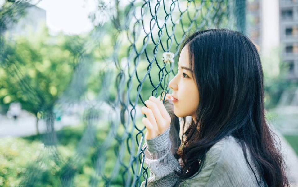 瘦子在叫嚣着减肥学霸在抱怨自己又考砸了土豪在皱着眉头哭穷生活就是这般虚伪！